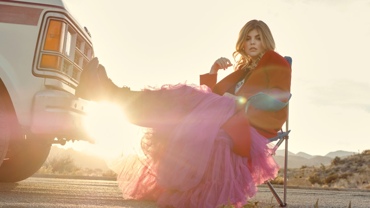 La artista afirma que más le preocupa ser feliz que las críticas de terceros.