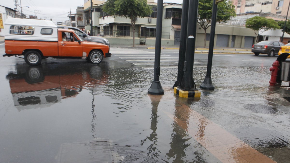 El daño de una tubería en las calles Maracaibo, entre Quito y El Oro, causa inconvenientes a conductores.