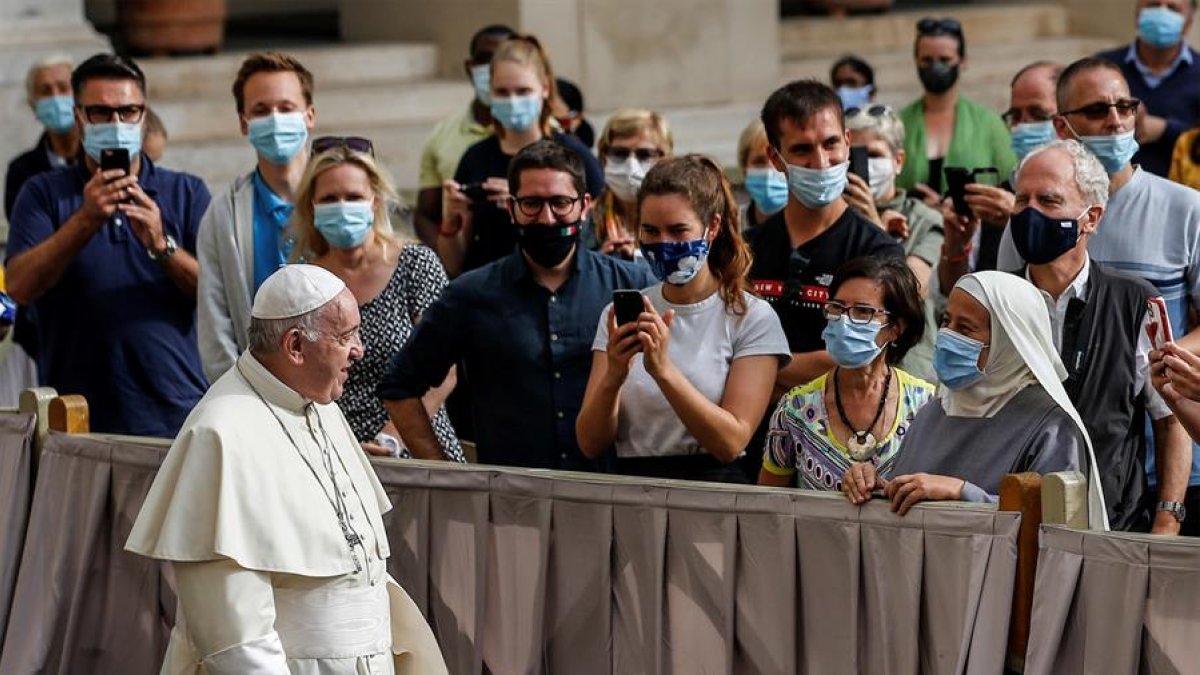 Papa Francisco saluda durante la primera audiencia con fieles tras seis meses debido a la pandemia del coronavirus, esta semana en El Vaticano.