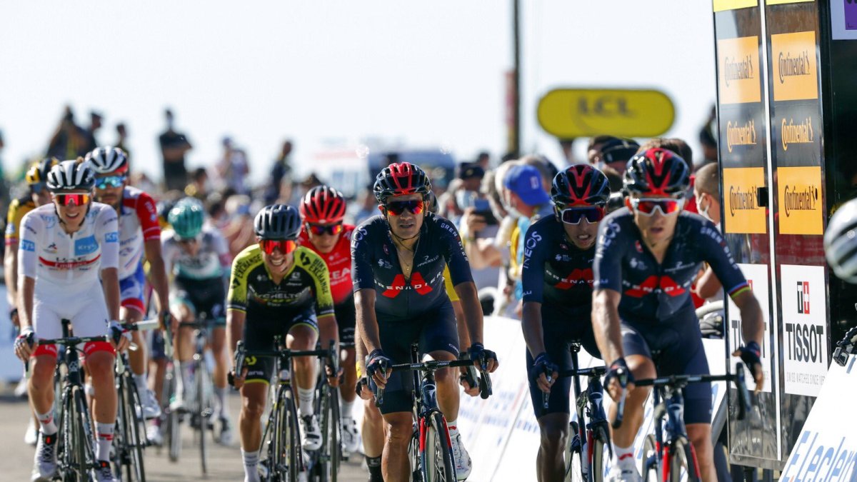 Richard Carapaz (c)  se ubicó en el noveno lugar de la sexta etapa del Tour de Francia.