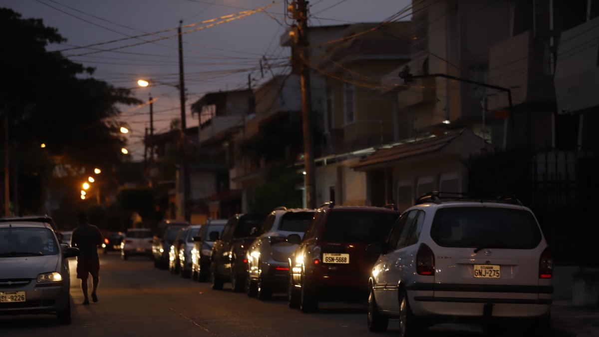 Oscuridad en un parqueadero de la ciudadela La Saiba, en el sur de Guayaquil.