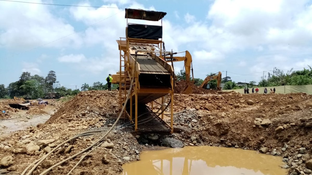 En Ponce Enríquez, Azuay, se hizo un operativo contra la minería ilegal. El alcalde del cantón impidió el retiro de la maquinaria, informó la ARC.