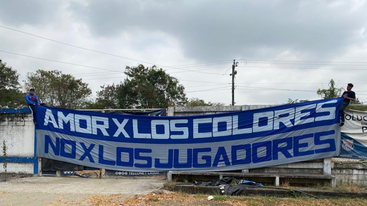 Uno de los mensajes en una bandera que los hinchas de Emelec llevaron al Polideportivo de Los Samanes.