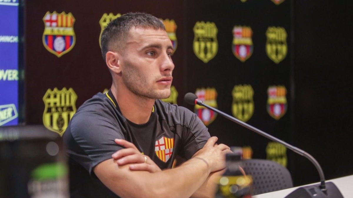Emmanuel Martínez aporta con fútbol y entrega en el mediocampo de Barcelona.