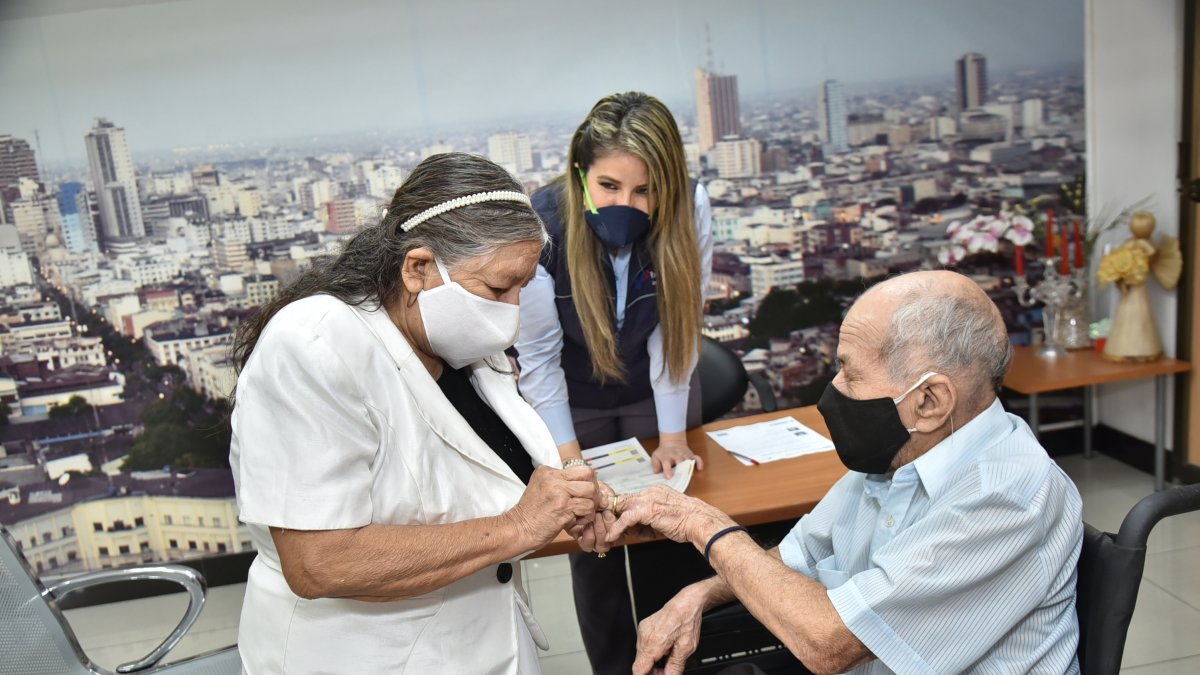 Una de las bodas civiles que se han realizado en tiempo de coronavirus, en Guayaquil, en el Registro Civil administrado por el Gobierno Nacional.