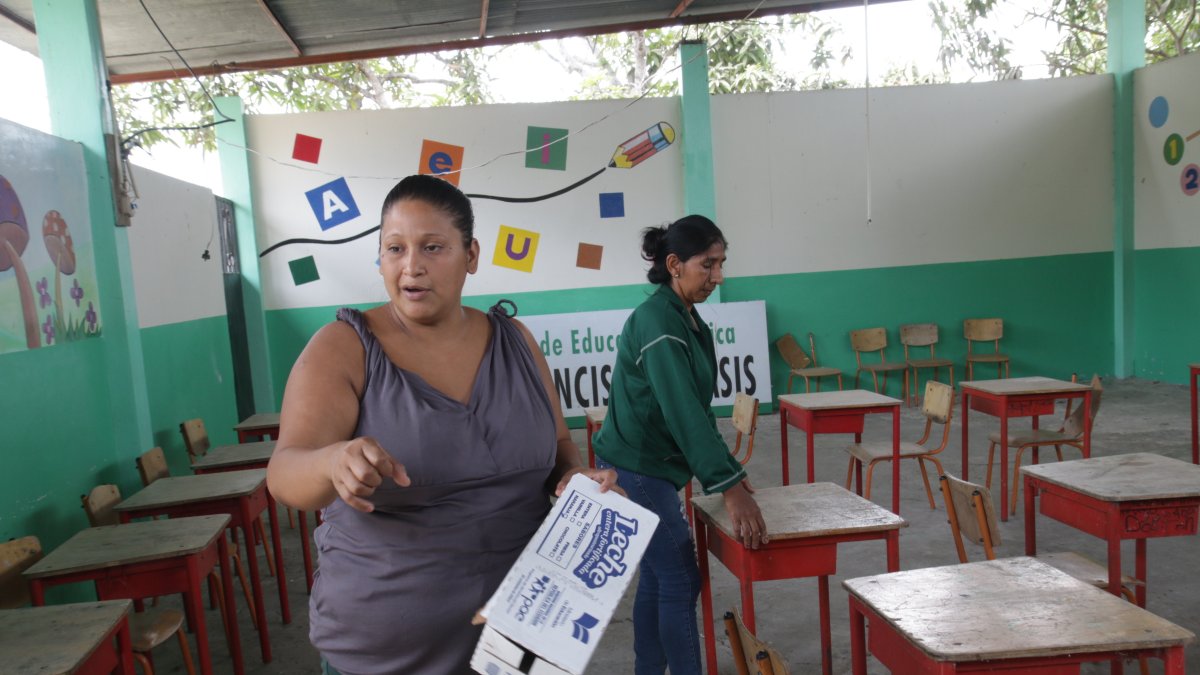 Padres de familia de la escuela San Francisco de Asís, del recinto Bellavista del cantón Daule, colaboran en el mantenimiento del plantel que está considerado en el plan piloto de retorno a las aulas.
