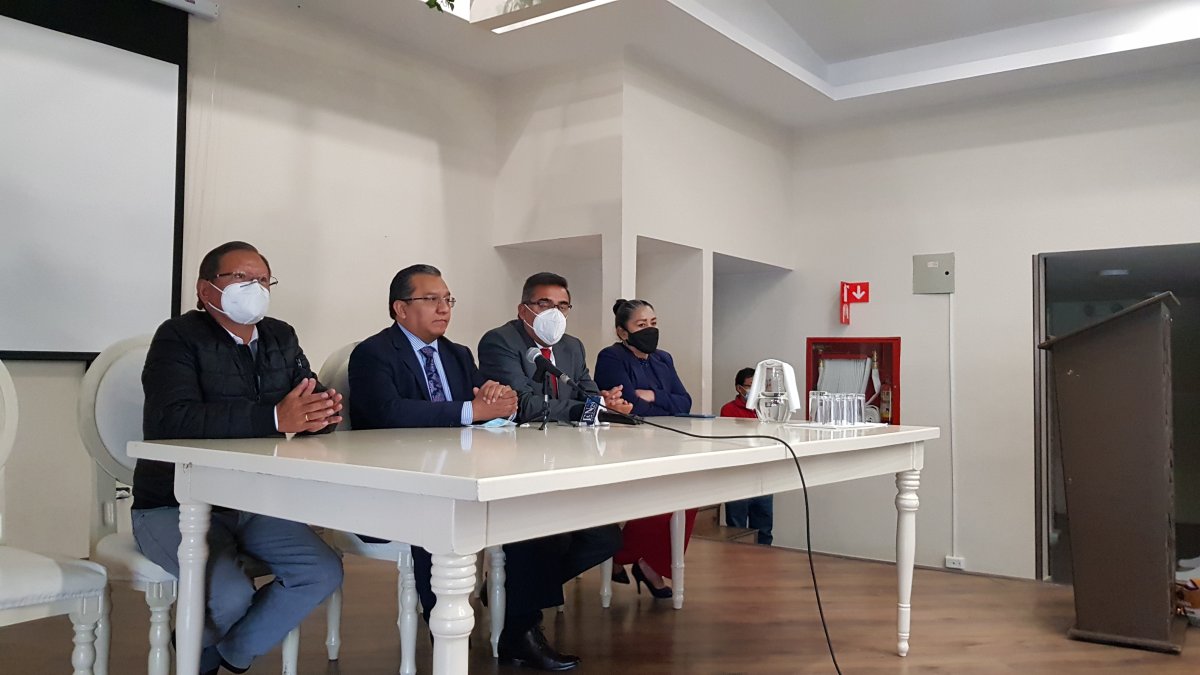 Mariano Curicama (i) y Tránsito Lluco (d) junto a sus abogados.