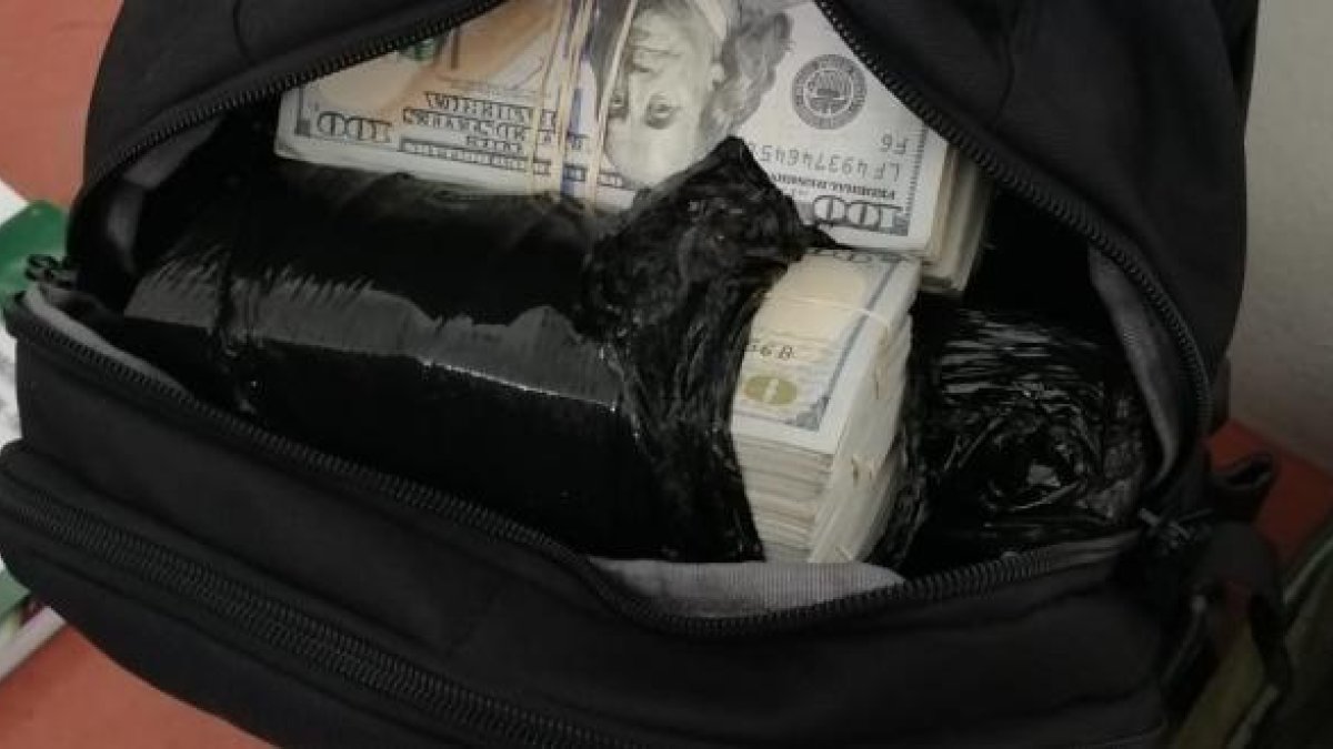 Al hacerse la revisión de la mochila que portaba, se encontraron 21 paquetes de billetes, envueltos en una bolsa de polietileno negra.