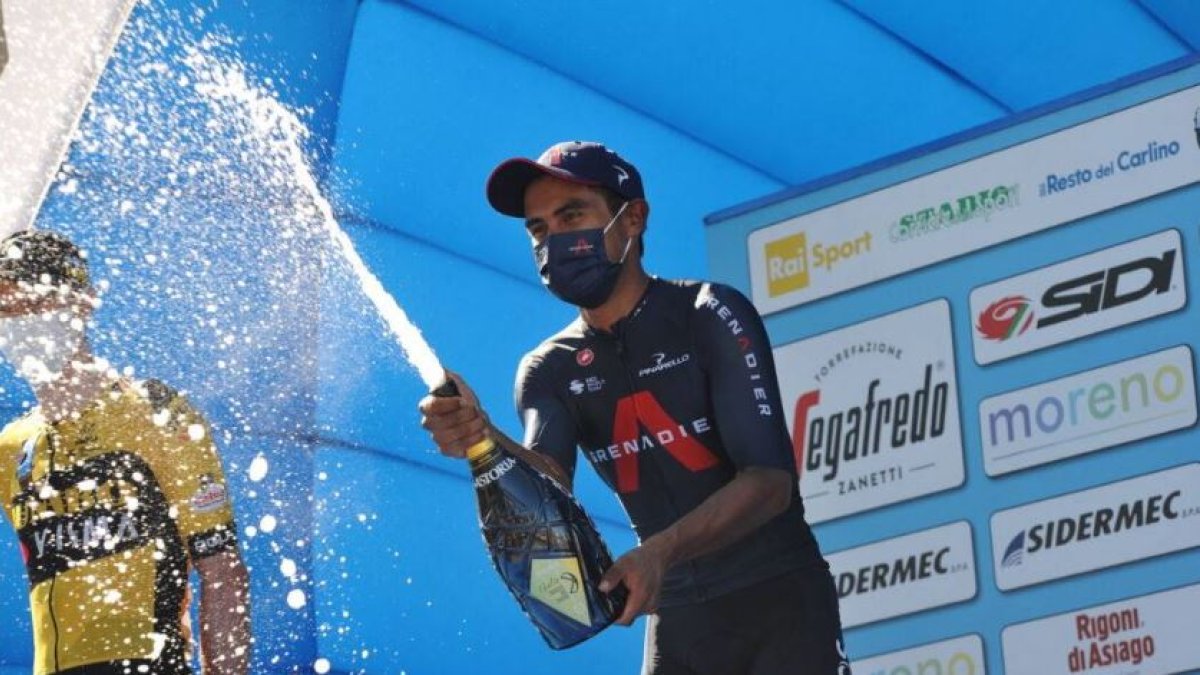 El ecuatoriano Jhonatan Narváez celebrando en lo más alto del podio.