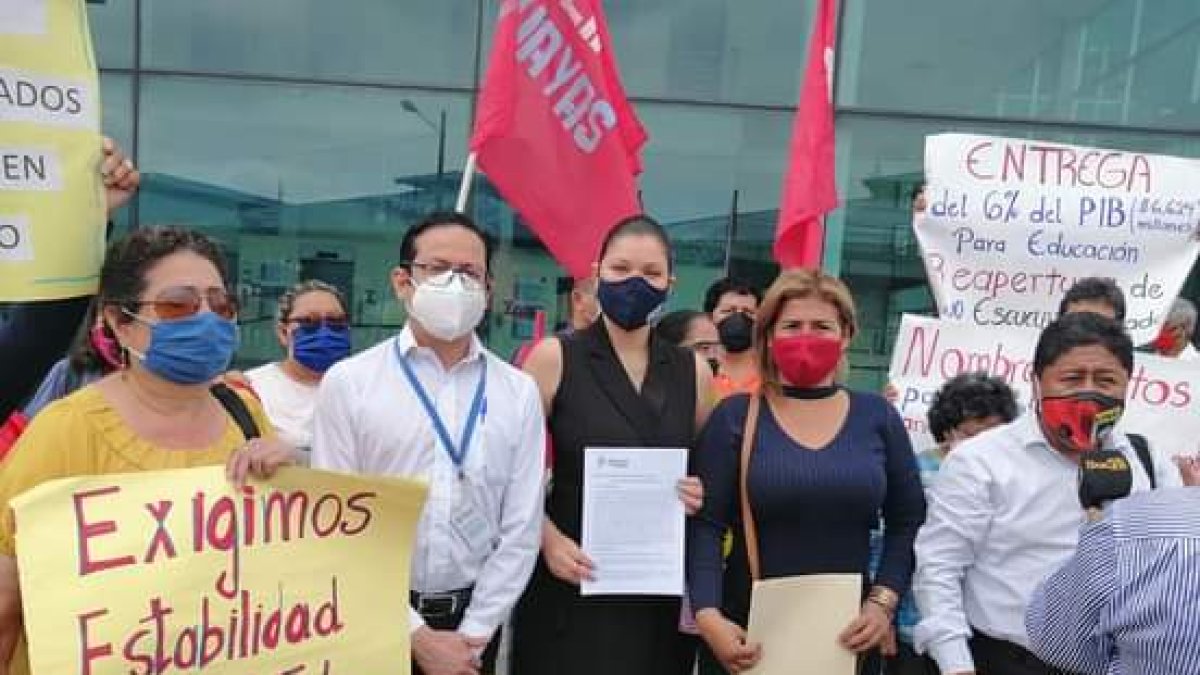 El gremio de los maestros busca el reintegro de sus compañeros despedidos.