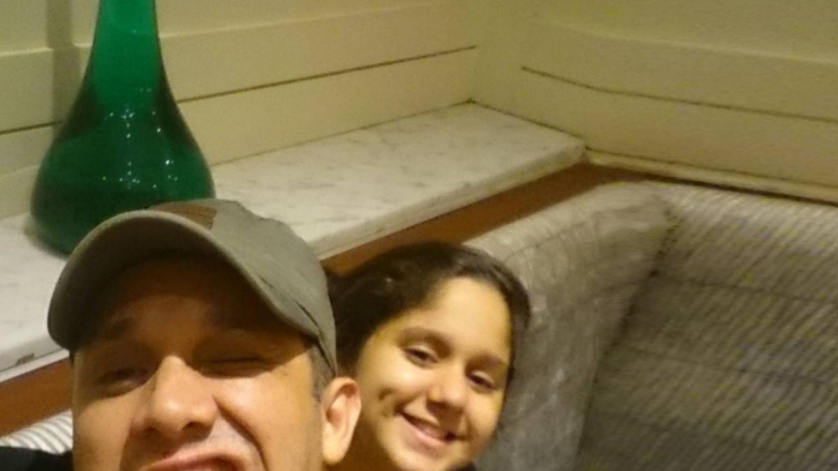 Carlos José con su hija, quien ahora tiene 24 años.