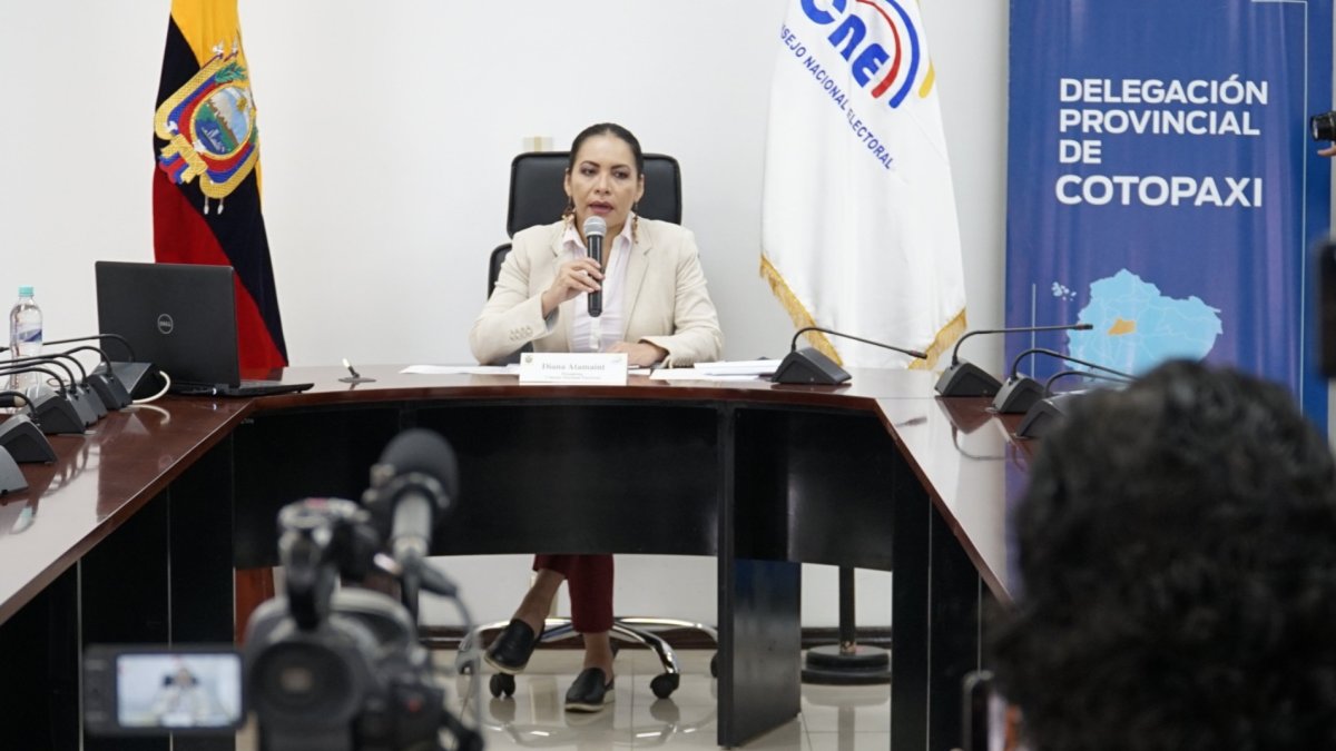 La presidenta del CNE atendió las preguntas de medios de comunicación en Cotopaxi.