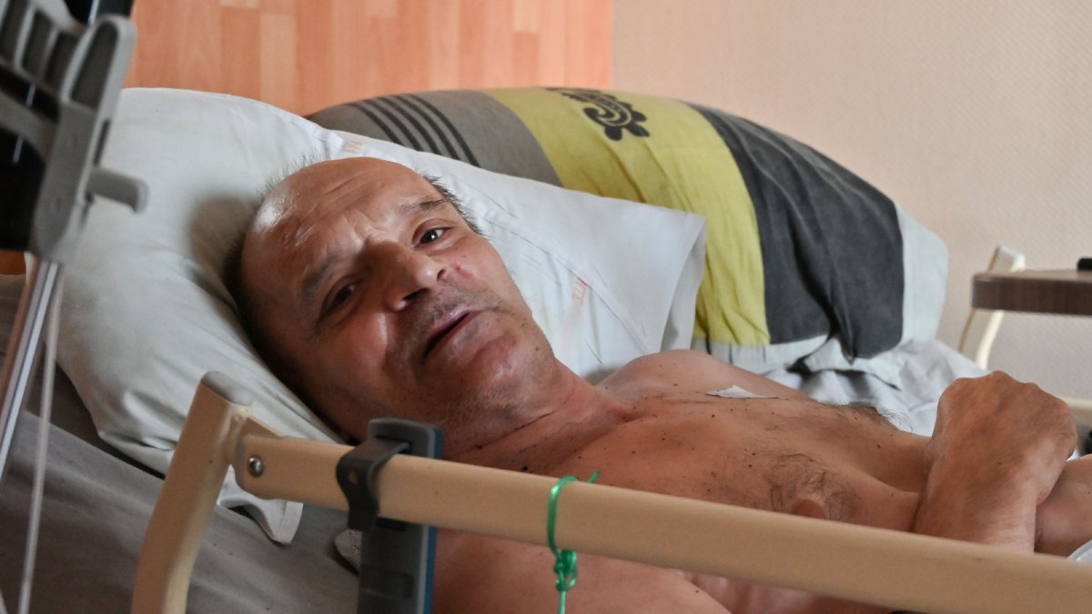 Alain Cocq, que sufre una enfermedad huérfana de la sangre, descansa en su cama médica en su piso en Dijon, al noreste de Francia