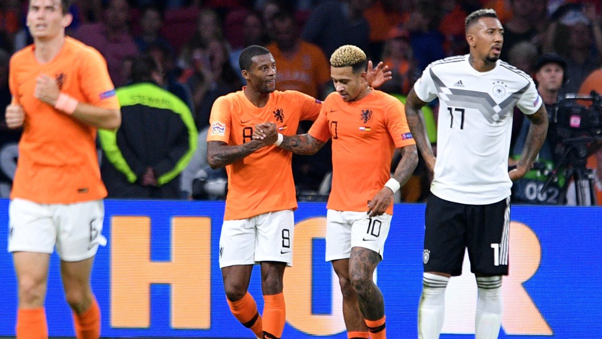 Georginio Wijnaldum (i) y Memphis Depay (d) son estelares en la selección holandesa.