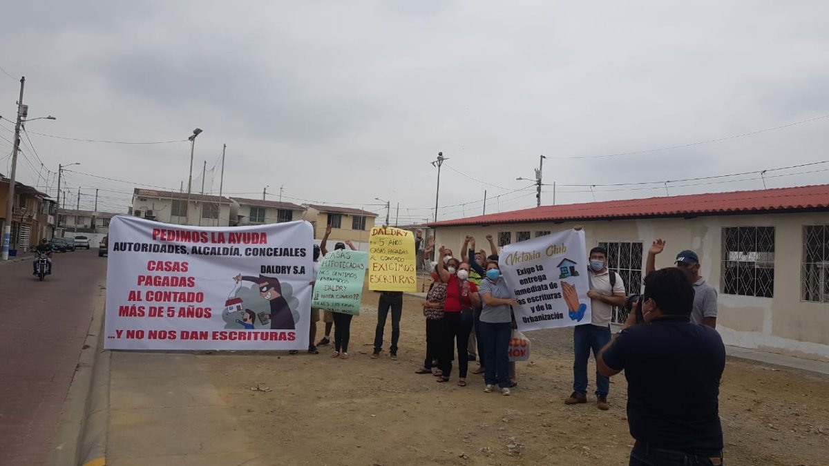 Los moradores de la urbanización realizaron un plantón pacífico.