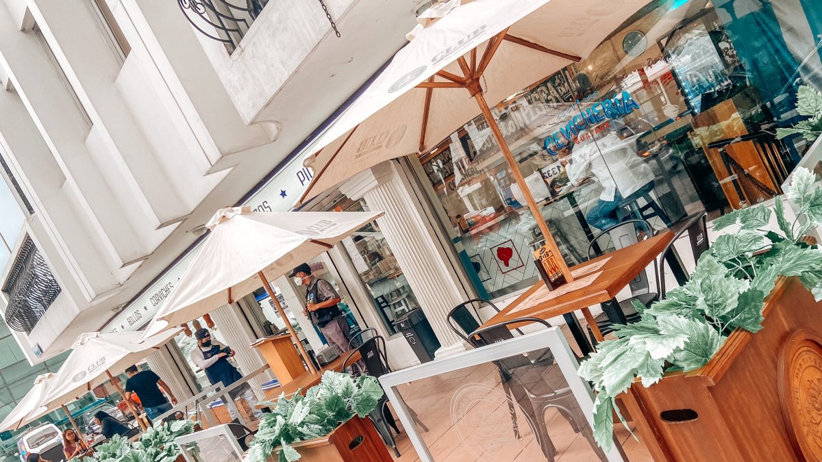 En la calle Víctor Emilio Estrada, en Urdesa, restaurantes empezaron a atender en mesas ubicadas en las veredas.