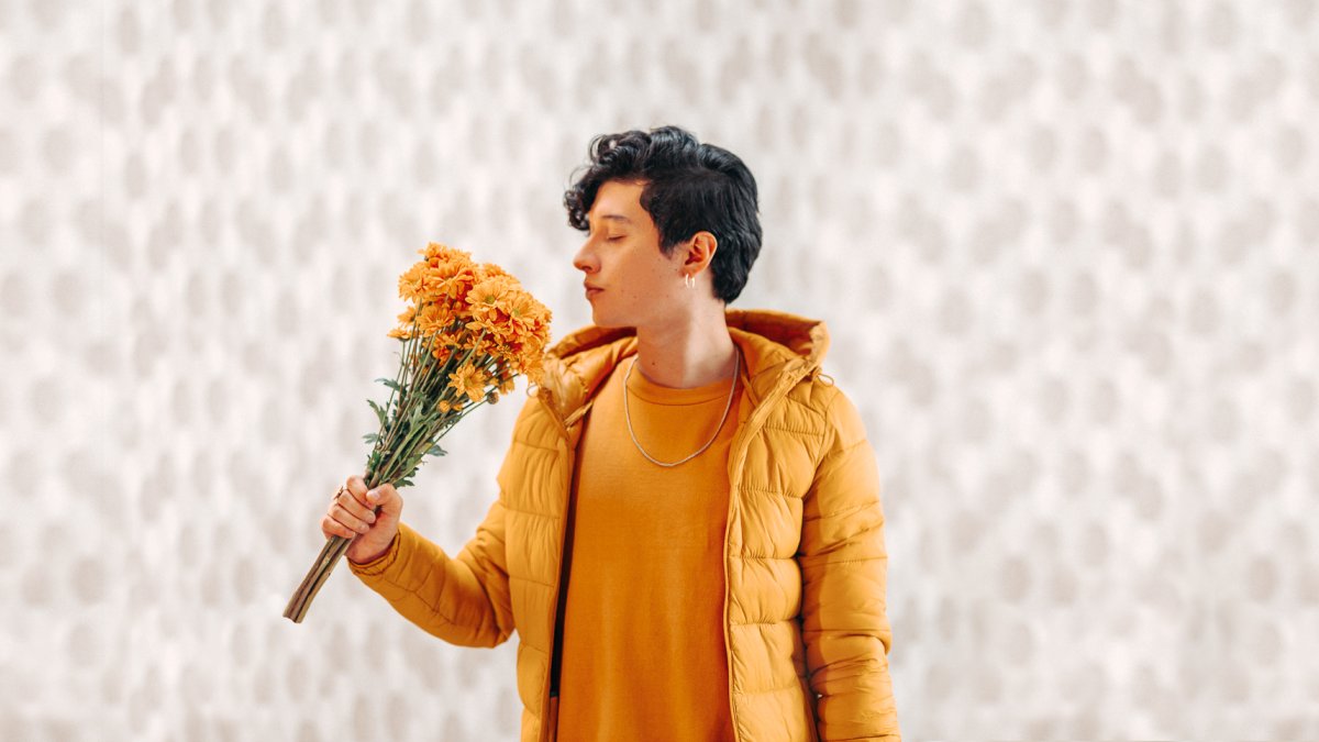 Felipe tiene 26 años. Toca piano y guitarra.