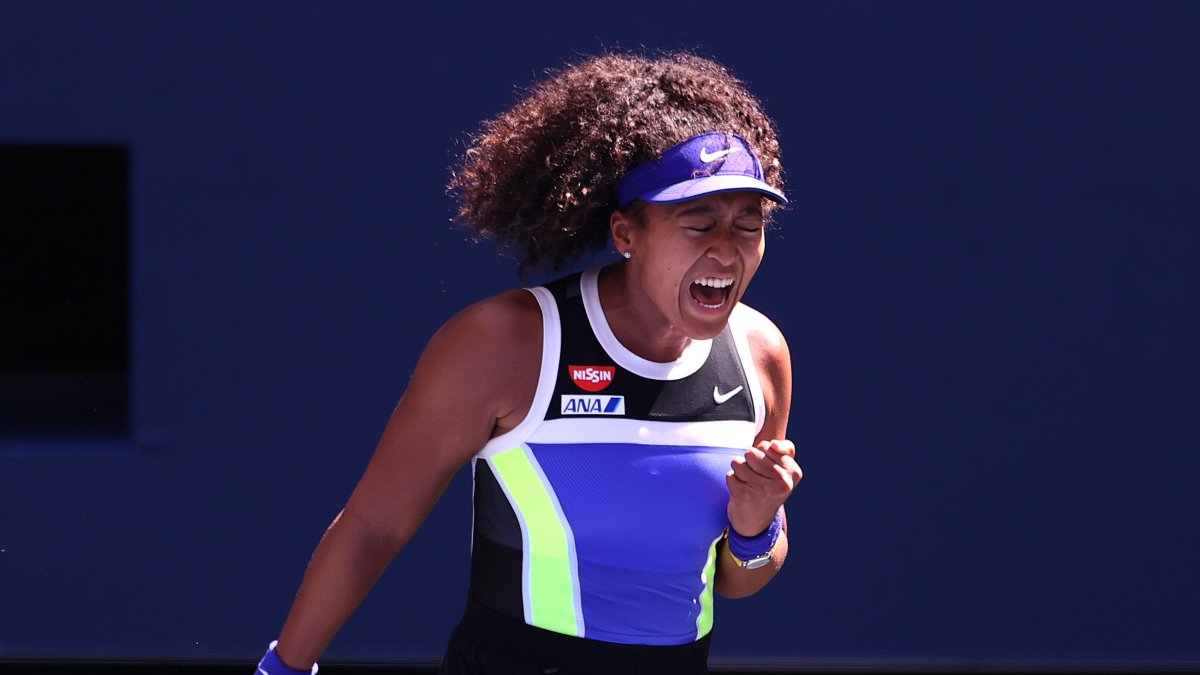La tenista japonesa celebra el punto final luego de vencer su partido y meterse a octavos de final.