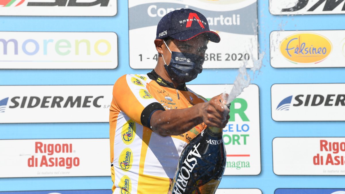 Campeón. El tricolor festeja en el podio tras acumular un tiempo total de 15:15:54 superando al italiano Andrea Bagioli (Deceunick- Quick- Step).