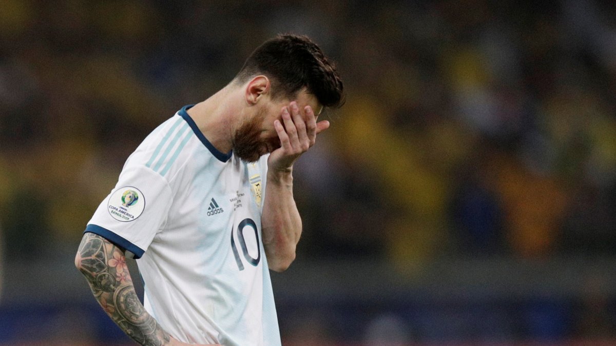 Lionel Messi también renunció a la selección de Argentina después de perder una final de Copa América ante Chile.