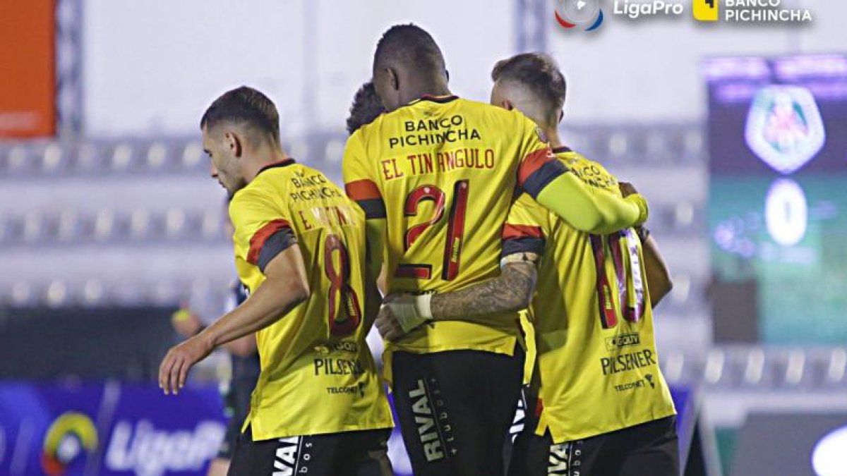 El festejo amarillo en el estadio Bellavista, Martínez, Angulo y Díaz.