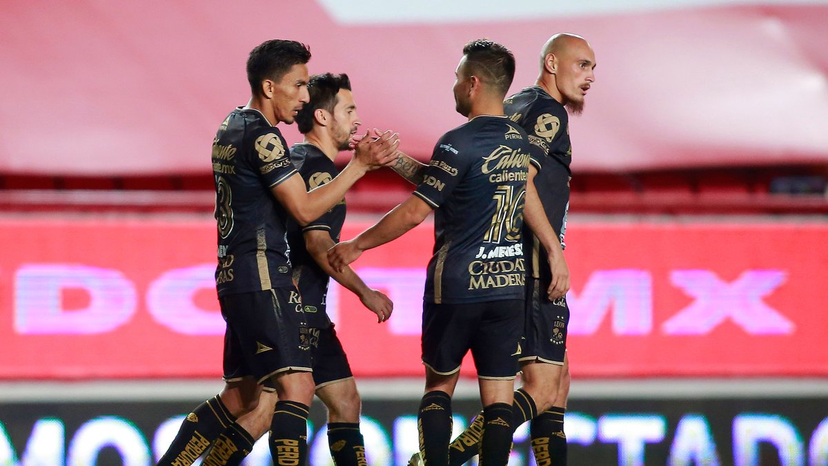 Angel Mena es felicitado por sus compañeros luego de sus dos conquistas ante Necaxa.