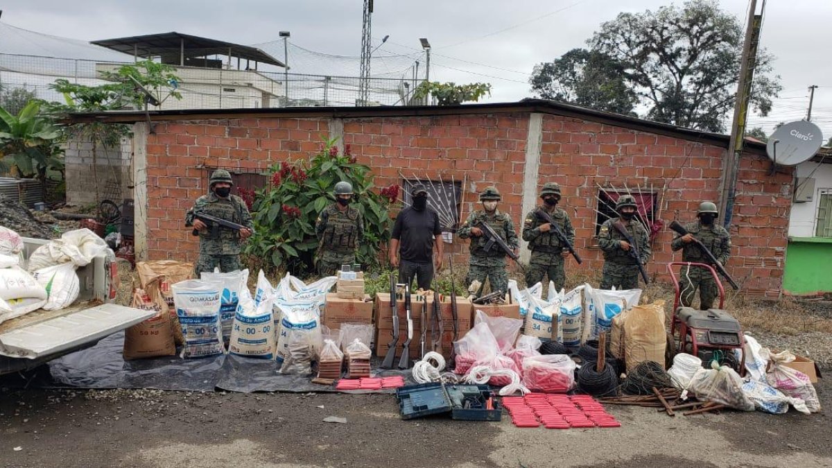 En varios campamentos mineros del cantón Camilo Ponce Enríquez los militares encontraron material sin documentos habilitantes.