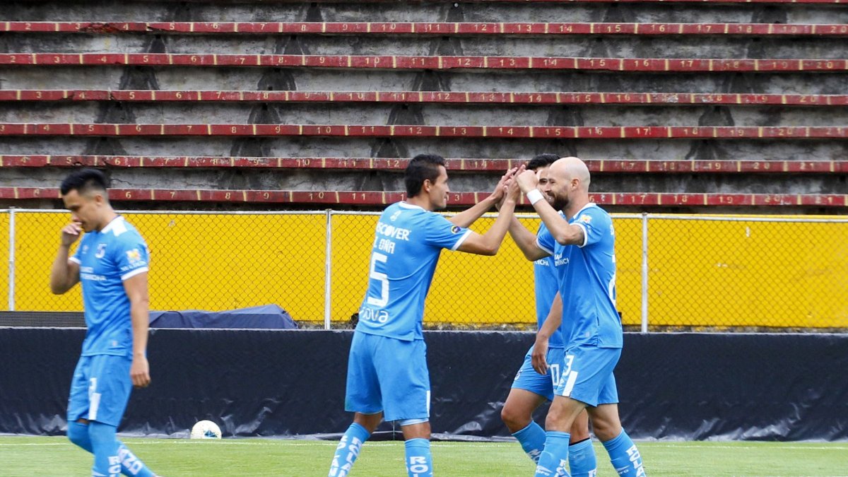Los jugadores de Universidad Católica festejan el primer gol en el partido contra Olmedo en el estadio Olímpico Atahualpa. 