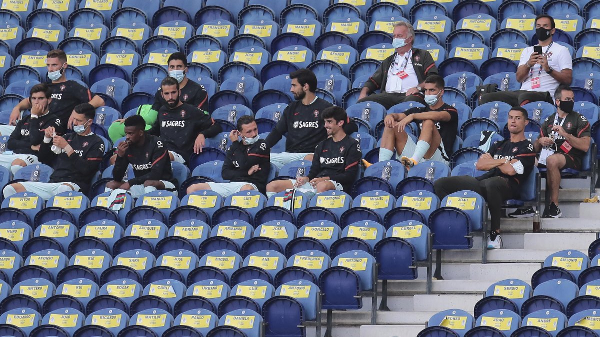 Cristiano Ronaldo (d), mientras observa el partido entre Portugal y Croacia sin mascarilla.