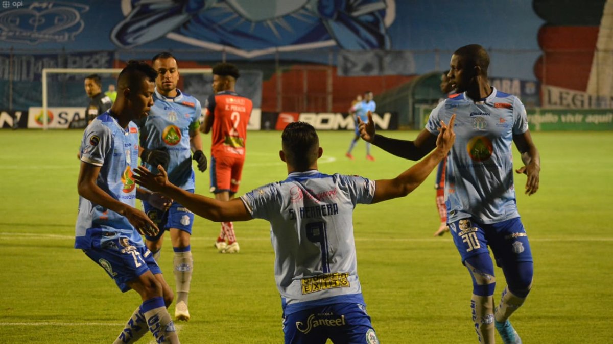 Juan Herrera convirtió el gol que le da 3 puntos a Macará.