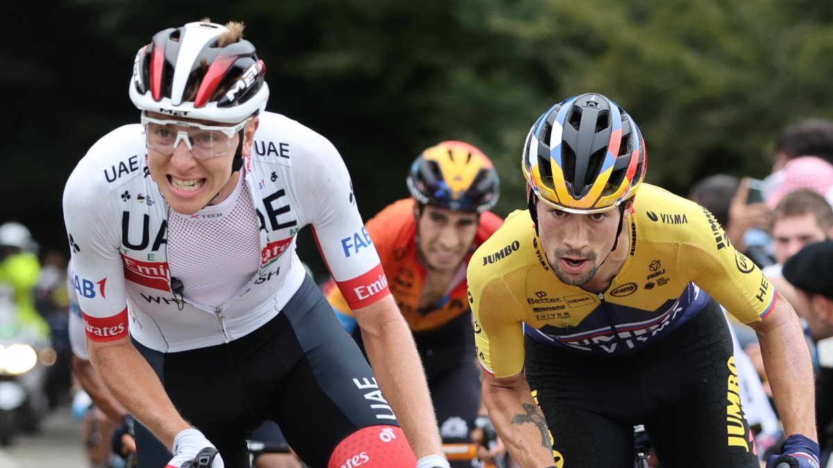 Tadej Pogacar (izquierda)  y Primoz Roglic compiten durante la noventa etapa del Tour de Francia