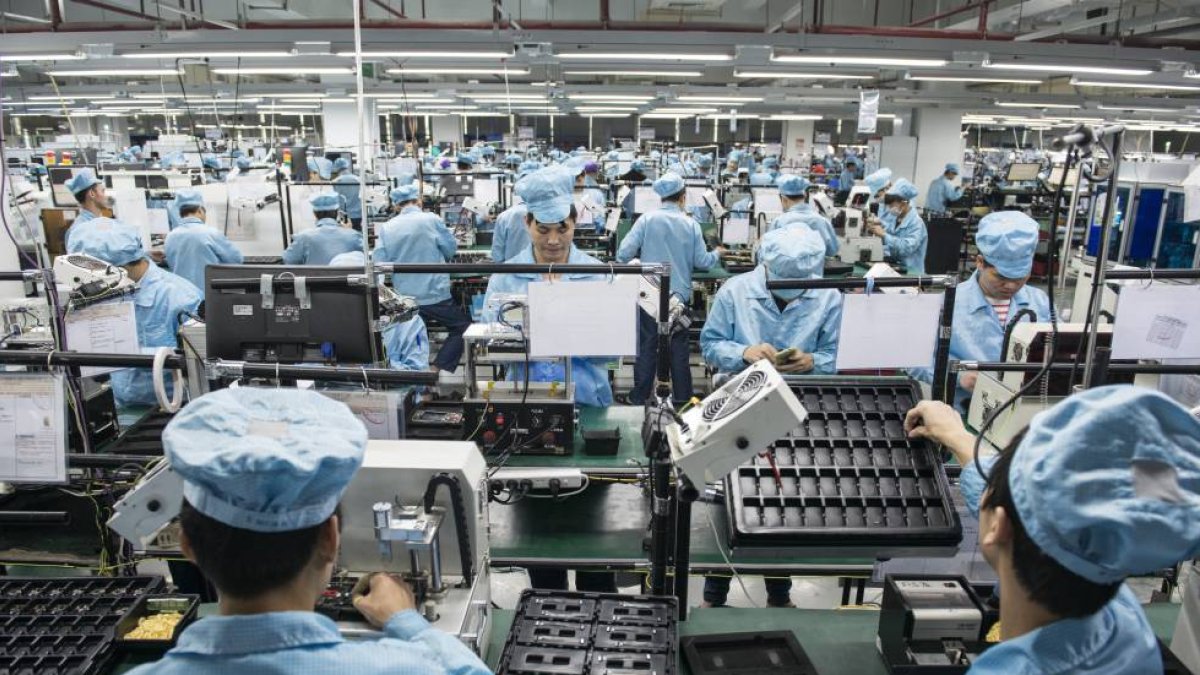 Muchas empresas están replanteándose mantener su producción en China, tras la pandemia de COVID-19.