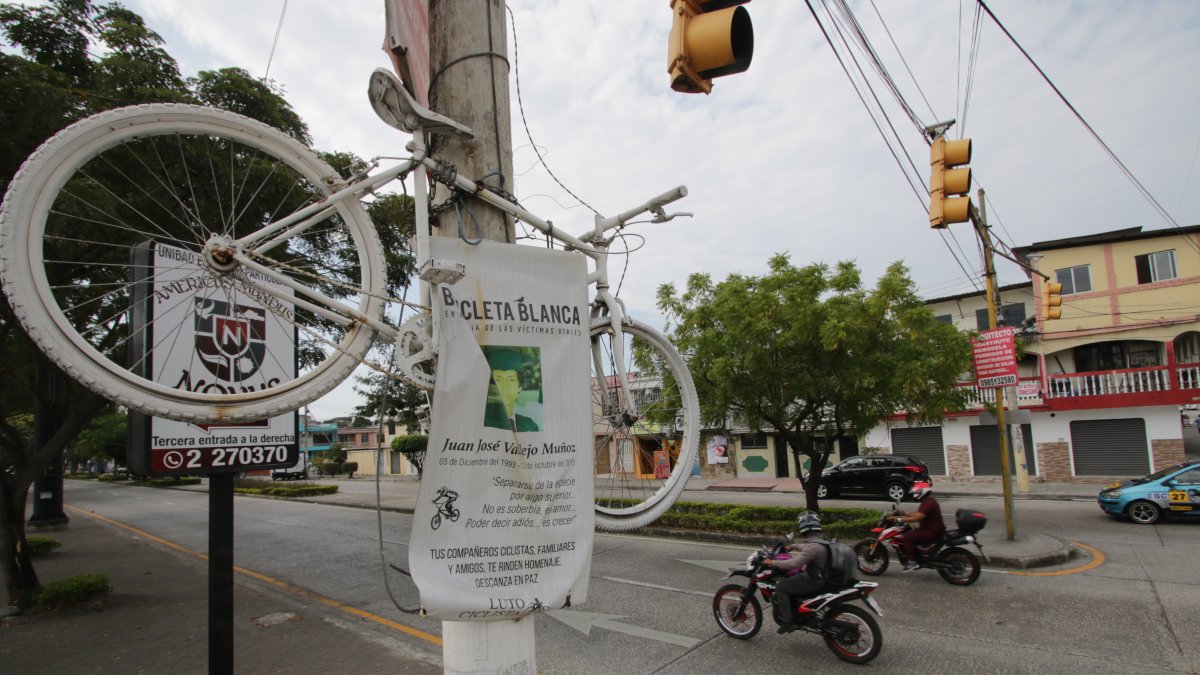 Bicicleta blanca ubicada en homenaje a Juan José Vallejo, fallecido en 2015. Su caso sigue abierto sin sentencia.