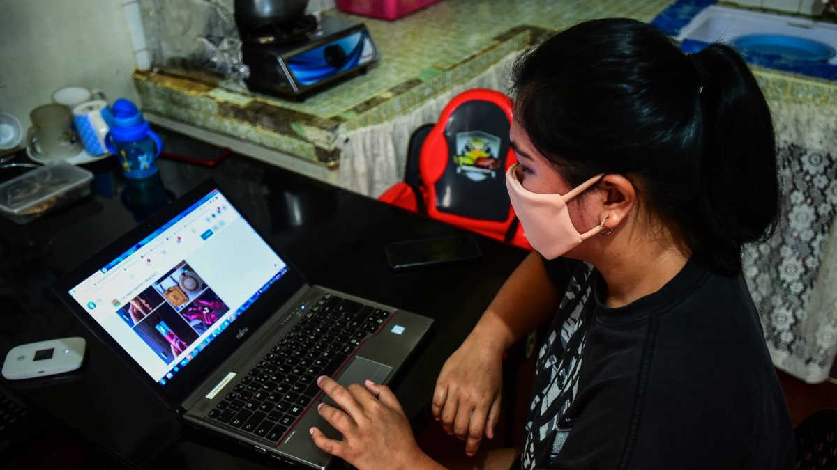 Lorraine Ann Imperio navega en su computadora para intercambiar los productos en línea.