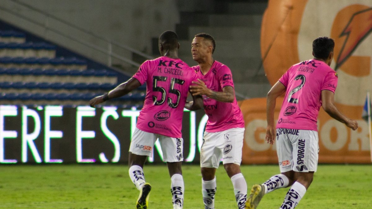 Los jugadores de Independiente de Valle, Caicedo (i) y Torres (d) festejan el empate ante Emelec.