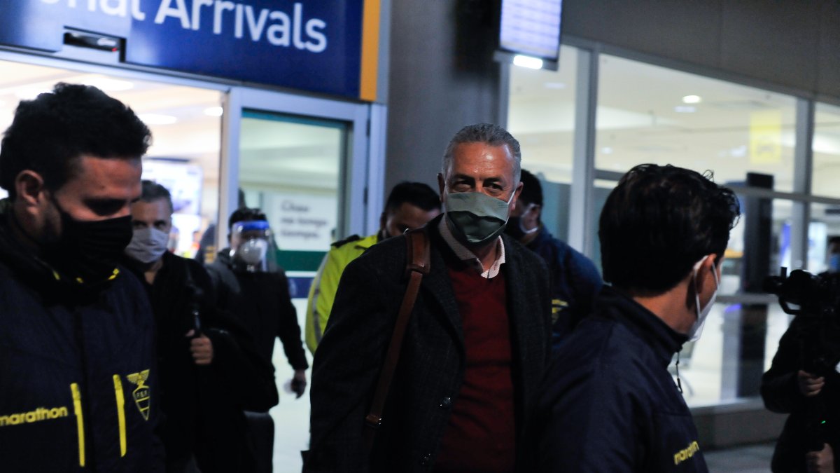 El entrenador Gustavo Alfaro arribó al país la noche del domingo 6 de septiembre