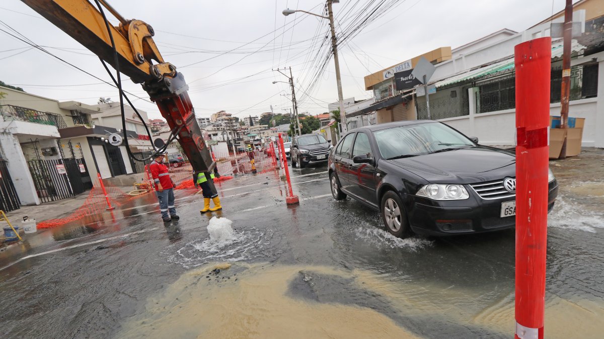 Trabajos de Interagua en una de las fugas de agua potable que se han dado en este año.