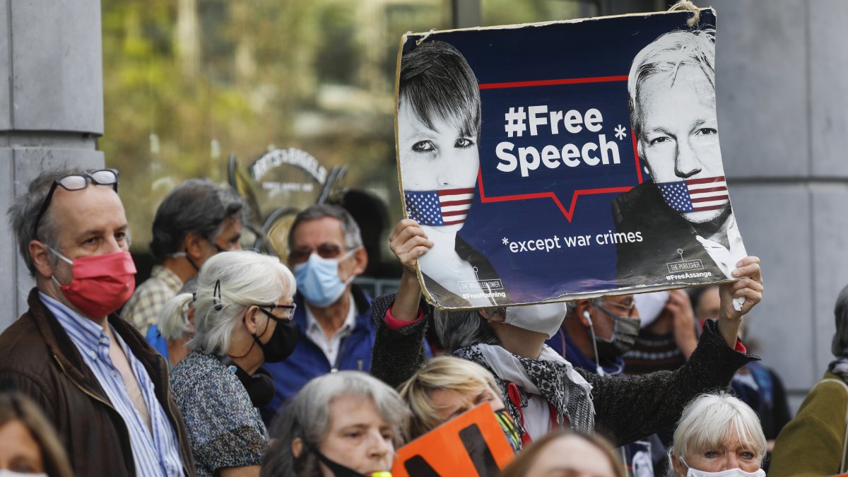 Varias decenas de personas, incluida la diseñadora británica Vivienne Westwood, se manifestaron el lunes a las puertas del tribunal con pancartas que decían