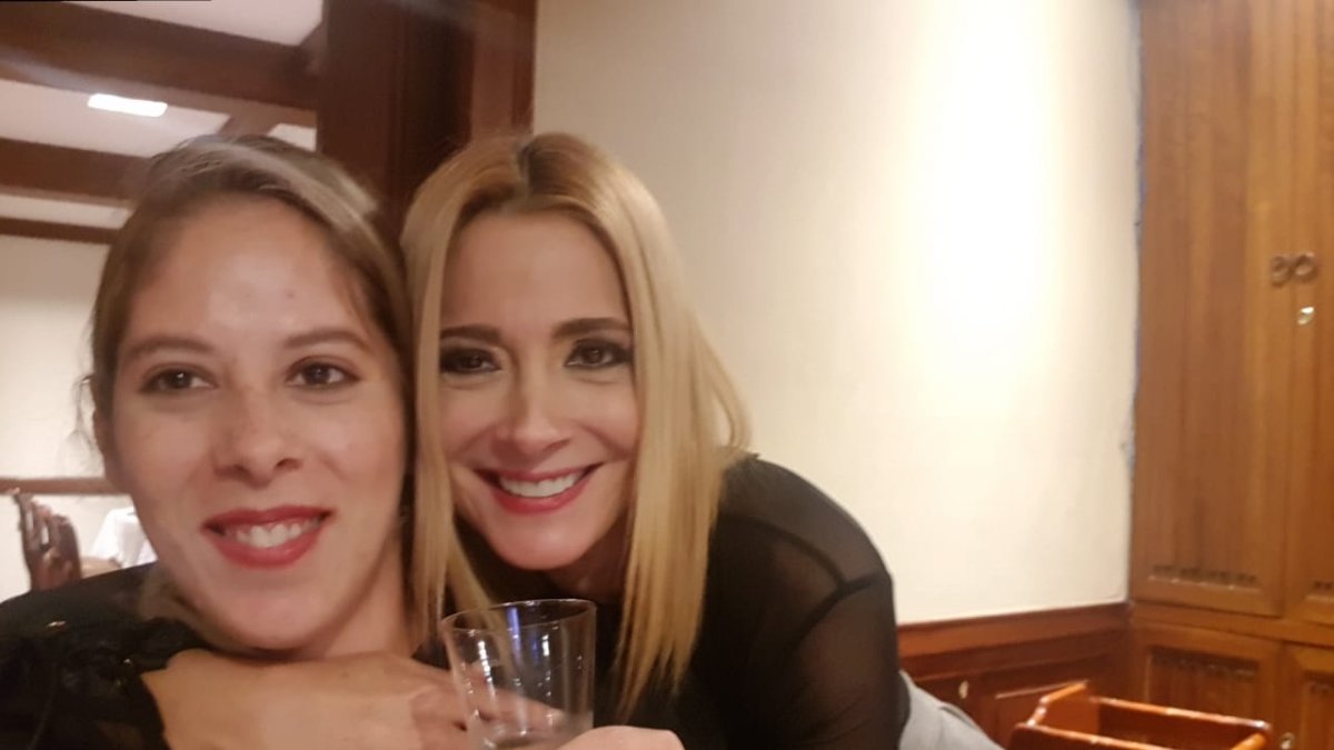 La presentadora con su representante, Valeria Nuques.