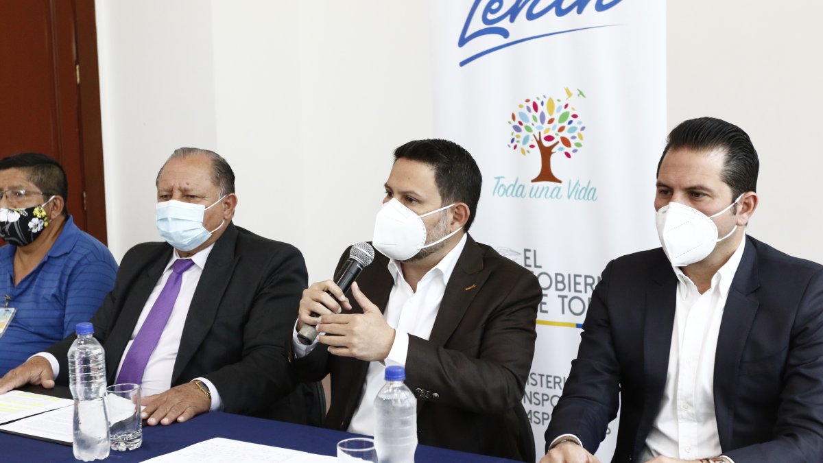 El ministro Gabriel Martínez mostró su preocupación por el futuro de los fondos para la construcción del hospital de Pedernales.