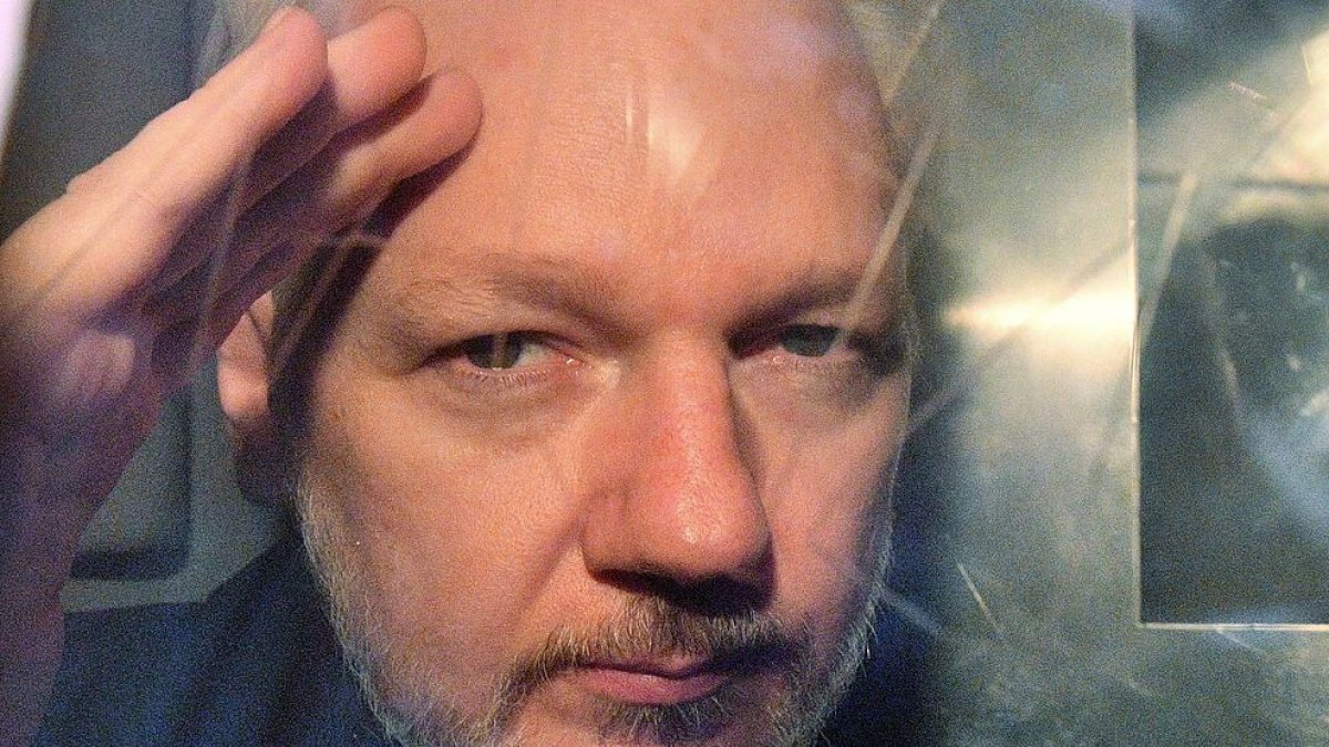 Antes de ser detenido, Assange había sido asilado durante siete años en la Embajada de Ecuador en el Reino Unido, pero tras el cambio de Gobierno, se le retiró la protección.