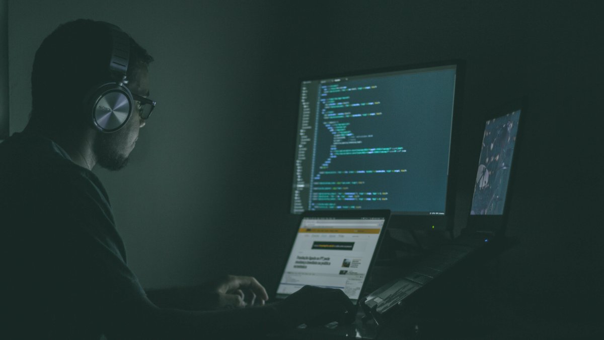 Evitar hacer clic en un link si el dominio no se corresponde con el remitente es una de las pautas a seguir para cuidarse ante los ladrones de datos.