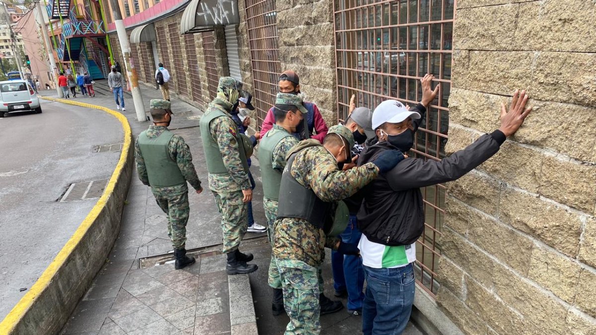 Militares de la Brigada Vencedores efectúan patrullajes y revisiones diarias en Quito desde el inicio de la pandemia.