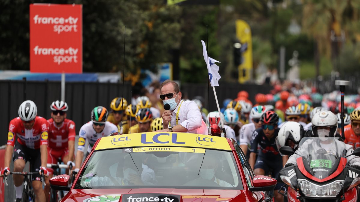 El director del Tour de Francia, Christian Prudhomme dio positivo en los primeros test durante el descanso de la prueba que se retomó la mañana de este lunes.