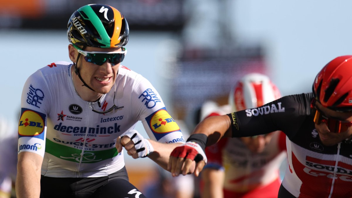 Sam Bennett (izquierda) durante la jornada de esta mañana en el Tour de Francia. Al final se quedaría con la etapa