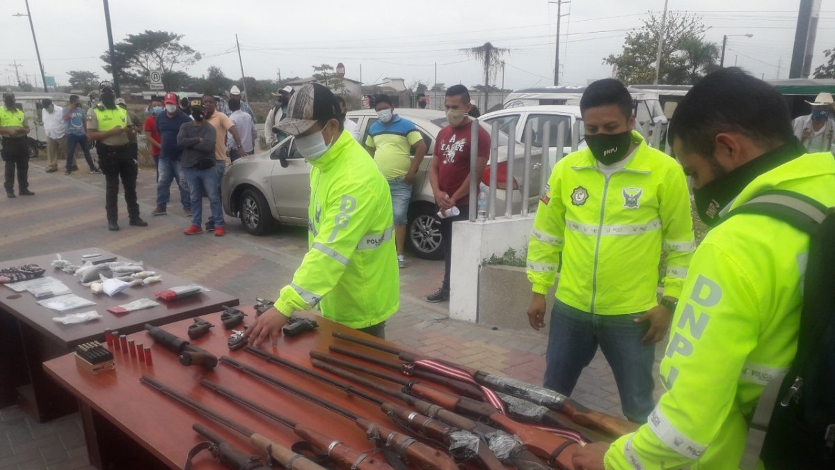 Hecho. Estas son algunas de las armas encontradas durante los operativos.