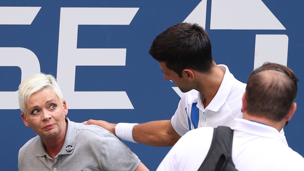 Novak Djokovic agredió accidentalmente a una jueza, quien ahora es amenazada de muerte.