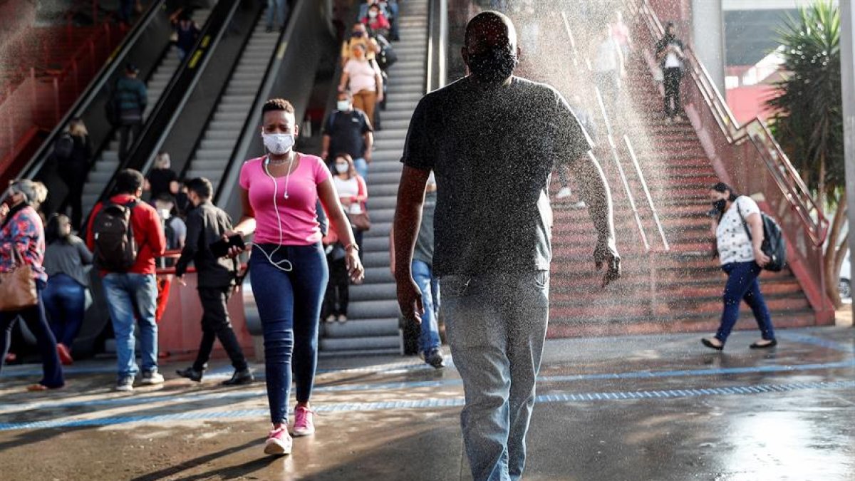 Personas con mascarilla y tratando de mantener una distancia prudente para evitar el contagio de coronavirus, una escena cotidiana en el metro de Sao Paulo, Brasil.