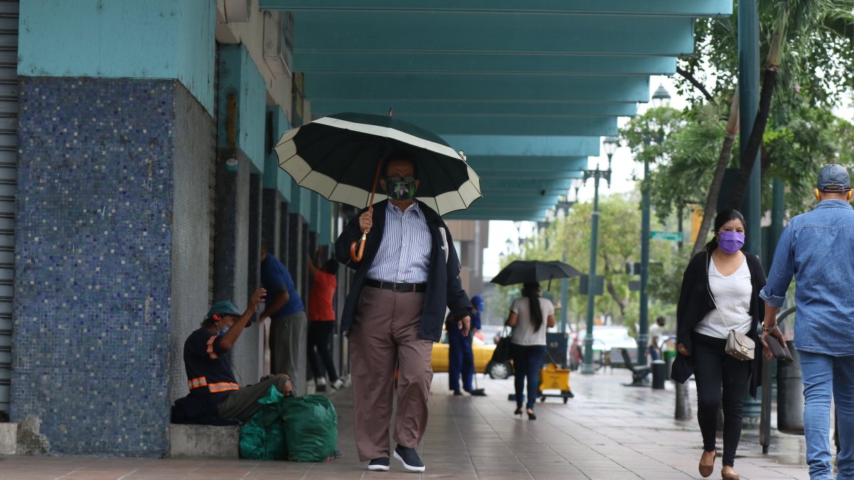 Avenida 9 de octubre. Las personas caminan con mascarillas.