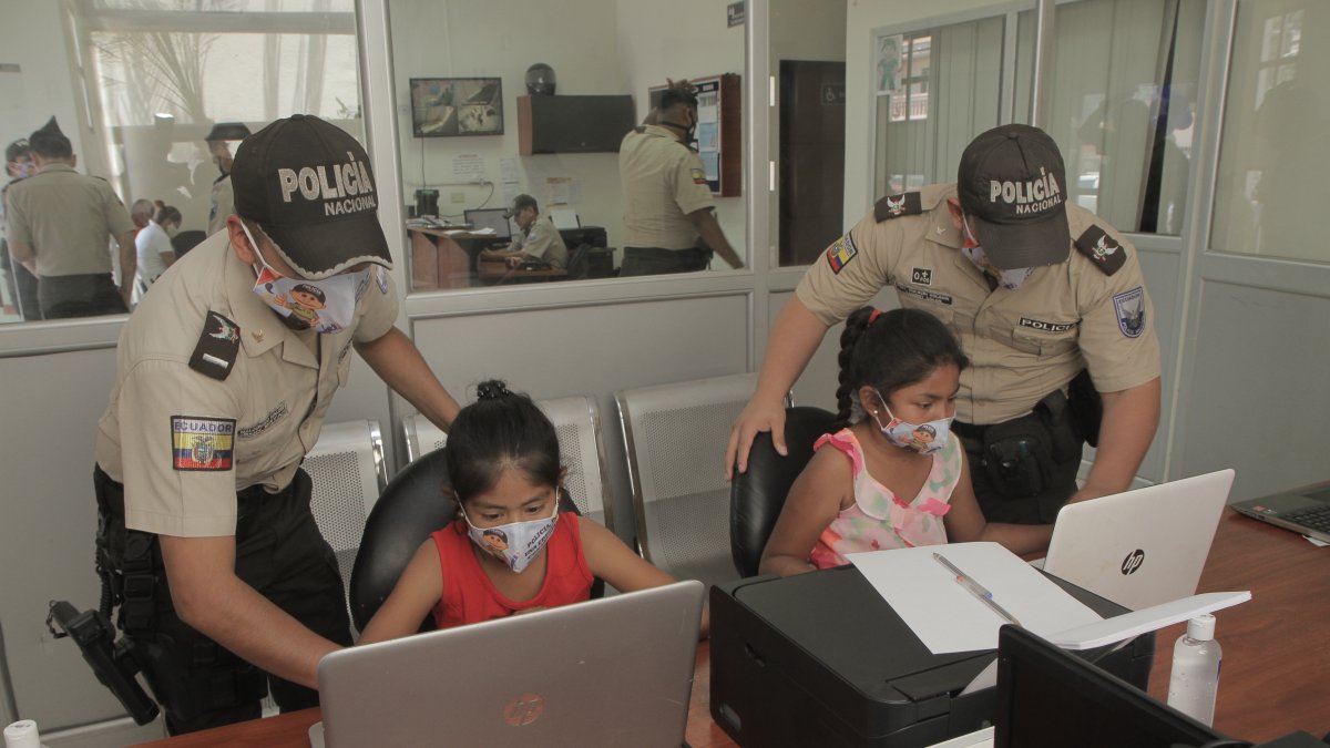 Programa. Cuatro policías serán los tutores de los menores hasta que finalice el presente año lectivo.